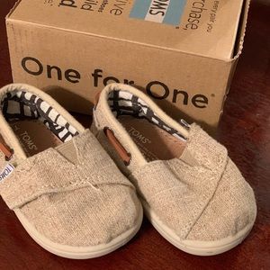Toms burlap infant size 4